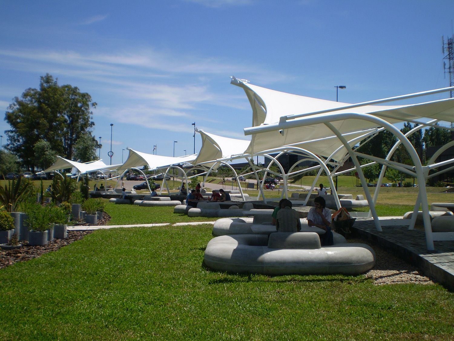 Membranas arquitectónicas: la solución práctica para sombra y confort en tu terraza